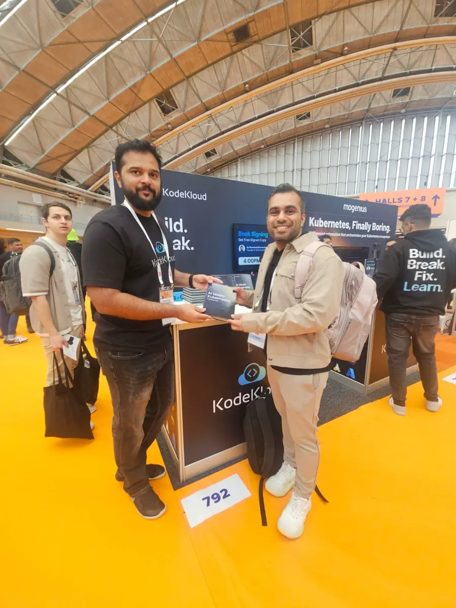 Besøksmøte på KodeKloud-standen under KubeCon + CloudNativeCon Europe 2026.