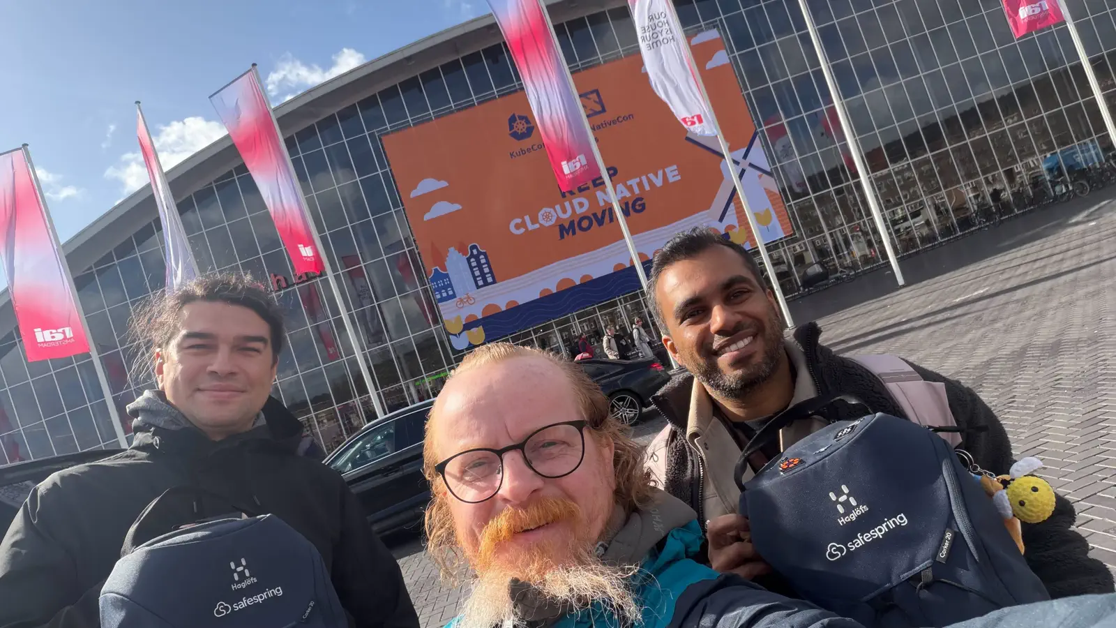 Safespring-teammedlemmer utenfor Amsterdam RAI under KubeCon + CloudNativeCon Europe 2026.
